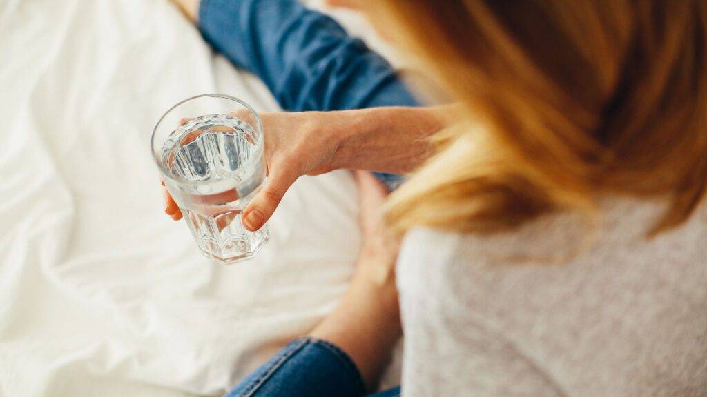 Ile powinno się pić wody dziennie? Szklanka wody