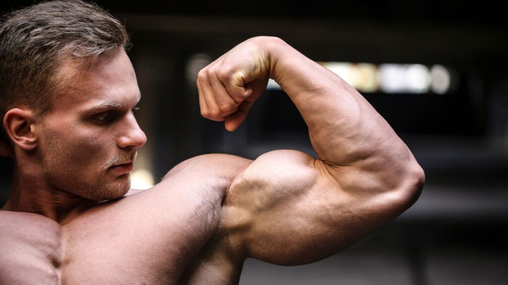 Jak rozwniąć biceps? Uginanie ramion na wyciągu dolnym podchwytem